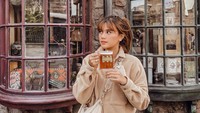 Audi Marissa pernah berlibur ke Disney Land Hollywood. Salah satu momennya menikmati butter beer di salah satu wahana. Foto: Instagram @audimarissa @anthonyxie_