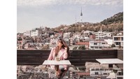 Berlibur ke Korea Selatan, Audi Marissa mengunjungi salah satu kafe yang berada di kawasan Itaewon, Seoul. Tak lupa ia berpose cantik di kafe tersebut. Foto: Instagram @audimarissa @anthonyxie_