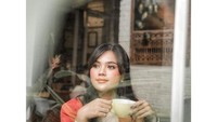 Hobi mengunjungi kafe, begini pose Audi Marissa yang tampak cantik saat menikmati secangkir kopi hangat. Foto: Instagram @audimarissa @anthonyxie_
