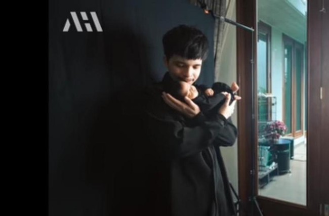 Nggak cuma kompak dengan Aurel Hermansyah, Atta juga terlihat tampil mengenakan busana serba hitam. Dirinya pun tampak berfoto berdua bersama baby Ameena. Foto: YouTube/AH