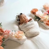 Nggak kalah lucu dan menggemaskan, kalau di pemotretan yang satu ini baby Ameena terlihat tengah tertidur di tengah-tengah tulisan A dan H. Dengan kepala yang dihiasi dari bandana yang terbuat dari bunga-bunga berwarna putih, baby Ameena berhasil bikin gemas. Foto: YouTube/AH