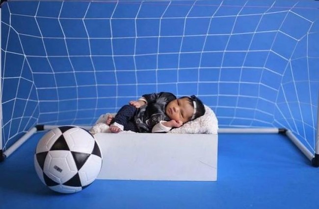 Baby Ameena juga terlihat bergaya sporty dengan menjadi seperti layaknya kiper yang sedang menjaga gawang. Kalau kipernya imut dan menggemaskan seperti ini sih bikin nggak tega deh mau gol-in nya juga. Foto: Instagram/attahalilintar