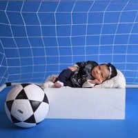 Baby Ameena juga terlihat bergaya sporty dengan menjadi seperti layaknya kiper yang sedang menjaga gawang. Kalau kipernya imut dan menggemaskan seperti ini sih bikin nggak tega deh mau gol-in nya juga. Foto: Instagram/attahalilintar
