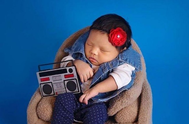 Sambil mengenakan jaket jeans yang dipadukan dengan baju lengan panjang berwarna putih dan celana biru polkadot, penampilan baby Ameena tampak begitu imut. Hampir di seluruh sesi pemotretan baby Ameena tampak tertidur yang bikin makin terlihat menggemaskan. Foto: Instagram/attahalilintar