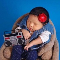 Sambil mengenakan jaket jeans yang dipadukan dengan baju lengan panjang berwarna putih dan celana biru polkadot, penampilan baby Ameena tampak begitu imut. Hampir di seluruh sesi pemotretan baby Ameena tampak tertidur yang bikin makin terlihat menggemaskan. Foto: Instagram/attahalilintar