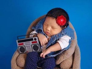 8 Momen Pemotretan Baby Ameena, Tidur di Kotak Tas Branded Hingga Mobil Mewah