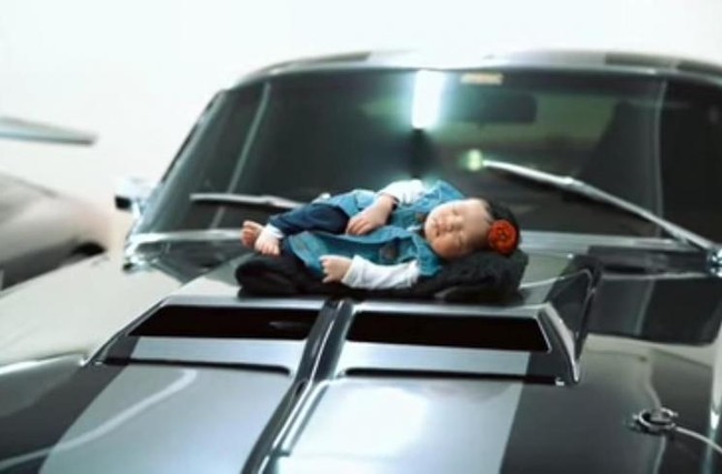 Nggak cuma tertidur di atas kotak tas branded, baby Ameena juga berpose di atas salah satu mobil mewah milik sang ayah, Atta Halilintar. Dalam foto terlihat baby Ameena tengah tertidur santai di atas mobil hitam ayahnya itu. Foto: YouTube/AH