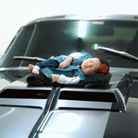 Nggak cuma tertidur di atas kotak tas branded, baby Ameena juga berpose di atas salah satu mobil mewah milik sang ayah, Atta Halilintar. Dalam foto terlihat baby Ameena tengah tertidur santai di atas mobil hitam ayahnya itu. Foto: YouTube/AH