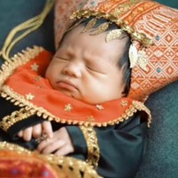 Memiliki darah Minang dari sang ayah, baby Ameena juga nggak lupa melakukan pemotretan dengan menggunakan baju adat Minang lengkap dengan penutup kepala. Ketika difoto, puutri pertama Atta Halilintar dan Aurel Hermansyah itu tampak mengerutkan dahinya. Foto: YouTube/AH