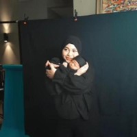 Melalui salah satu unggahan video di YouTube milik Atta Halilintar, dirinya terlihat membagikan momen saat sang anak, baby Ameena melakukan pemotretan. Dalam pemotretan itu baby Ameena tampak begitu menggemaskan, seperti ketika saat digendong oleh sang bunda. Keduanya kompak mengenakan pakaian serba hitam. Foto: YouTube/AH
