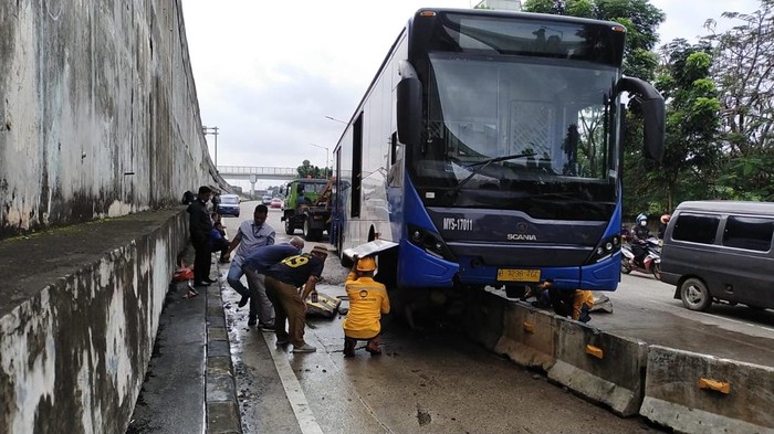 Bus Transjakarta tabrak separator busway di Jalan Ciledug Raya, Jaksel