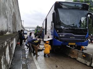 Bus TransJ Tabrak Separator di Ciledug Jaksel, Bahan Bakar Tumpah ke Jalan