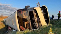 Radio pemerintah Italia mengatakan bahwa bus yang membawa sekitar 50 pengungsi dari Ukraina telah terbalik di jalan raya utama di Italia utara.
