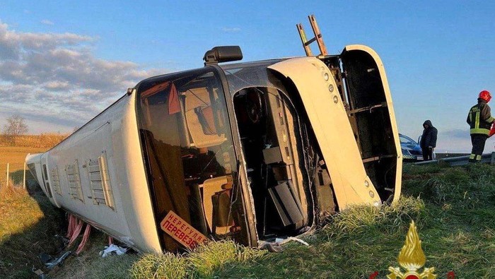 Firefighters work at the scene of an accident where a bus crashed while carrying Ukrainian citizens, near Cesena, Italy, March 13, 2022. Polizia di Stato/Handout via REUTERS ATTENTION EDITORS THIS IMAGE HAS BEEN SUPPLIED BY A THIRD PARTY. NO RESALES. NO ARCHIVES. MANDATORY CREDIT.