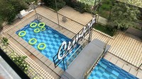 Cemara Terrace menawarkan banyak spot foto seperti tulisan Cemara Terrace yang besar dengan latar belakang pemandangan lepas ke arah lembah dan perbukitan, taman bermain, dinding bebatuan, dan lainnya. Area ini menghadap langsung ke arah Gunung Pangrango. (Dana Aditiasari/detikTravel)