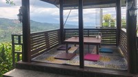 Di hari cerah, traveler bisa melihat pemandangan terbaik dari megahnya Gunung Pangrango dan juga hijaunya bentang perbukitan yang memanjakan mata. Traveler bisa memesan gurame goreng, nasi bakar, chicken katsu, French fries, ayam geprek, dan masih banyak lagi lainnya. (Dana Aditiasari/detikTravel)