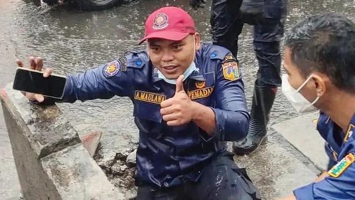 Damkar evakuasi ponsel warga di Palmerah