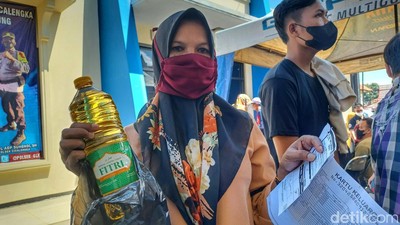 Dapat Hadiah Minyak Goreng, Ratusan Warga Ikuti Vaksinasi