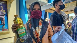 Ratusan warga mengikuti vaksinasi yang gelar di Polsek Cicalengka, Kabupaten Bandung. Warga yang mengikuti vaksinasi diberi hadiah minyak goreng.