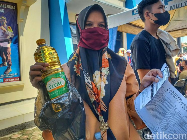 Dapat Hadiah Minyak Goreng, Ratusan Warga Ikuti Vaksinasi
