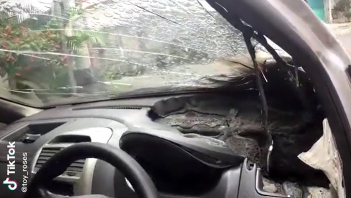 Dashboard mobil meleleh