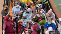 Warga mengaja Anies berfoto bersama.