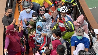 Datangi JPO Pinisi, Anies Jadi Sasaran Wefie