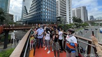 Anies pun menyapa warga yang tengah menikmati suasana Jakarta dari atas JPO.