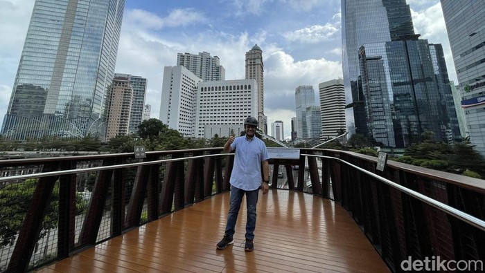 Datangi JPO Pinisi, Anies Jadi Sasaran Wefie Gubernur DKI Jakarta Anies Baswedan mengunjungi JPO Pinisi Sudirman, Jakarta, Minggu (13/03/2022). Warga pun tampak berebut untuk foto bersamanya.
