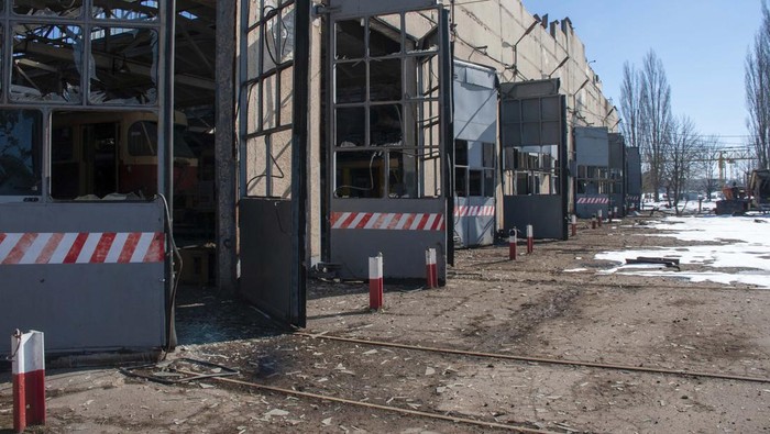 Depo Trem di Kharkiv Hancur Gegara Perang Rusia-Ukraina A view of a destroyed tram damaged by shelling, at a tram depot, in Kharkiv, Ukraine, Saturday, March 12, 2022. (AP Photo/Andrew Marienko)