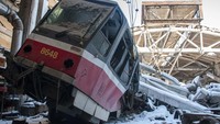 Trem yang ada di depo tersebut juga hancur, Sabtu (12/3) waktu setempat.
