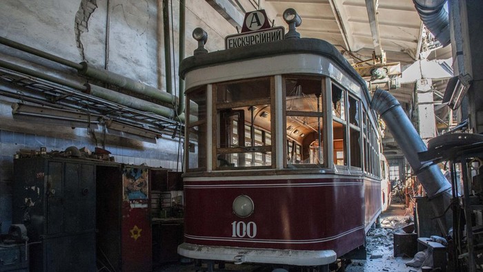 Depo Trem di Kharkiv Hancur Gegara Perang Rusia-Ukraina A view of a destroyed tram damaged by shelling, at a tram depot, in Kharkiv, Ukraine, Saturday, March 12, 2022. (AP Photo/Andrew Marienko)