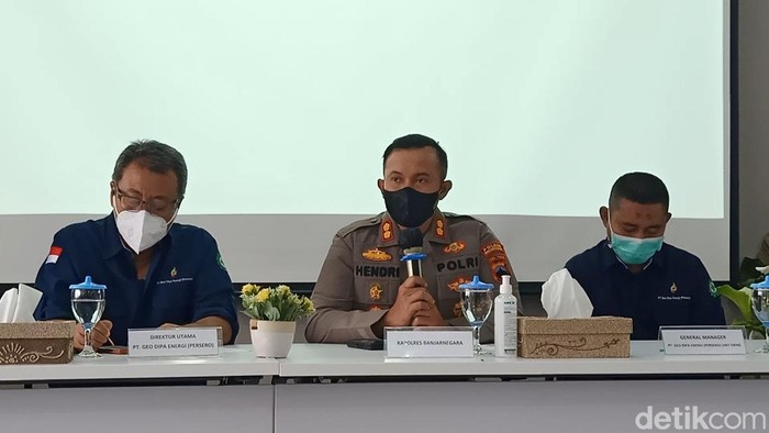 Direktur Utama PT Geo Dipa Energi Riki Firmandha Ibrahim bersama Kapolres Banjarnegara saat jumpa pers