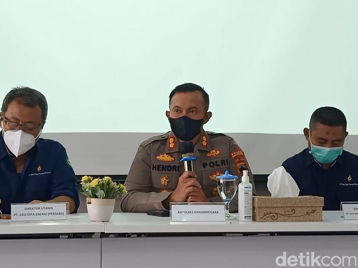 Direktur Utama PT Geo Dipa Energi Riki Firmandha Ibrahim bersama Kapolres Banjarnegara saat jumpa pers