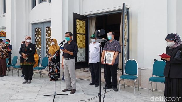 Dokter bedah senior di RSU dr Soetomo Surabaya, dr Urip Murtedjo SpB(K)KL PGD Pall-Med meninggal