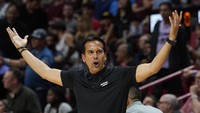 Rekor Pop diprediksi baru pecah puluhan tahun mendatang. Erik Spoelstra yang kini melatih Miami Heat dijagokan bisa melakukannya. Saat ini, usianya baru 51 tahun dan sudah meraih lebih dari 650 kemenangan di NBA. Foto: AP/Marta Lavandier
