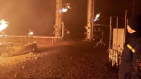 Kompleks fasilitas gas alam ini terbakar setelah terjadi penambakan pada malam hari.