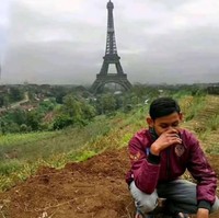 Ketika menara Eiffel sudah dipindah ke lokasi yang berbeda.  Nggak masalah, yang penting tetap bisa berfoto seolah sedang berada di Paris. Foto: Twitter/@aa_nuralif