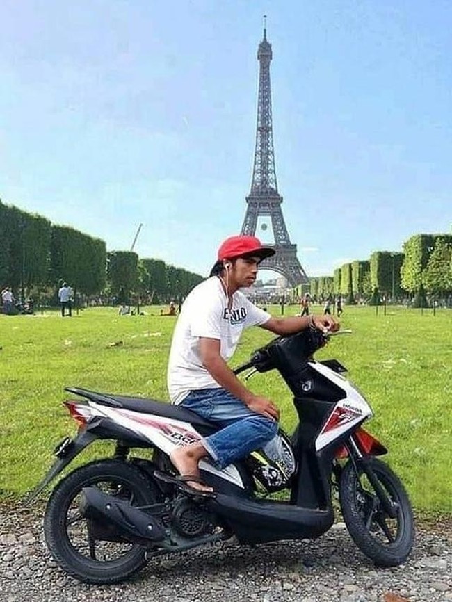 Ini baru yang namanya nongkrong nggak abal-abal. Nongkrongnya saja di depan menara Eiffel, kurang keren apalagi tuh.. Foto: Twitter/@katsubossy