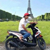 Ini baru yang namanya nongkrong nggak abal-abal. Nongkrongnya saja di depan menara Eiffel, kurang keren apalagi tuh.. Foto: Twitter/@katsubossy