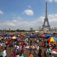 Mungkin maksudnya agar menara Eiffelnya jadi terlihat lebih hidup dan ramai. Sampai jadi penuh dikelilingi pedagang dan pembeli gitu.. Foto: Instagram/@alejandro5173ll