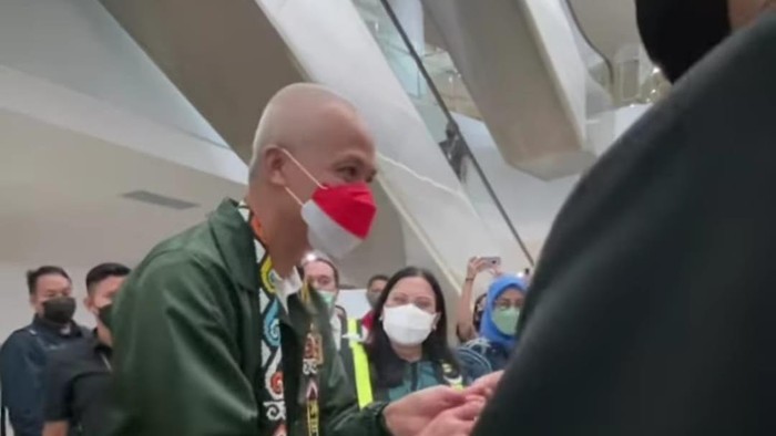 Gubernur Jateng Ganjar Pranowo tiba di Bandara Sultan Aji Muhammad Sulaiman, Balikpapan, Kaltim, Minggu (13/3/2022).