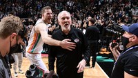 Seusai mengalahkan Jazz, Pop mendapat ucapan selamat dari lawan dan kawan. Nelson pun turut memberi ucapan selamat lewat video. Para pemain Spurs juga mengerubunginya, namun ia memilih segera masuk ruang ganti. Foto: Dok. NBA