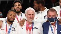 Tak hanya di Spurs, Pop juga sudah memberi sumbangsih untuk negaranya. Ia adalah pelatih Timnas Basket Amerika Serikat yang memenangi medali emas Olimpiade Tokyo 2020. Foto: Getty Images/Kevin C. Cox