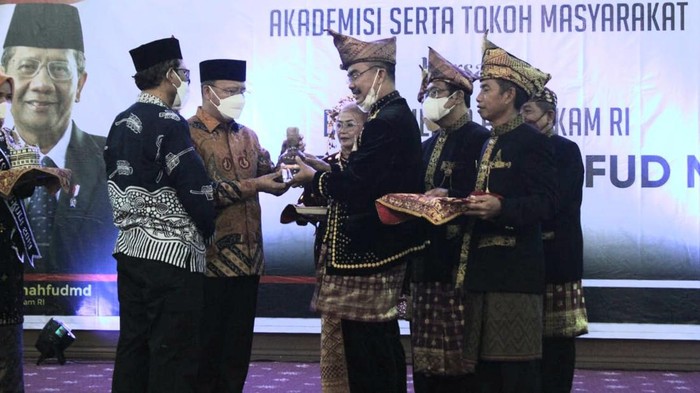 Badan Musyawarah Adat Provinsi Bengkulu menyerahkan tanah dan air ke Gubernur Bengkulu Rohidin Mesyah untuk IKN Nusantara. Penyatuan tanah dan air di IKN Nusantara menurut Rohidin Mesyah memunculkan rasa memiliki IKN Nusantara.
