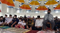 Dibangun sejak 2017, pembangunan Masjid 99 Kubah ini tak mulus. Anggaran membuat pembangunan masjid ini tersendat pembangunannya. Akhirnya, masjid ini diresmikan dan dibuka pada 12 Maret 2022. (Andi Nur Isman/detikcom)
