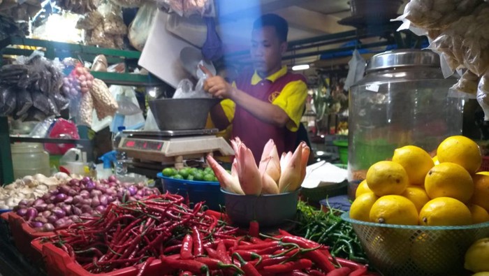 Harga Kebutuhan Pokok Mulai Merangkak Naik di Pasar Lenteng Agung.