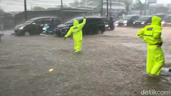 hujan deras, perempatan taman dayu banjir
