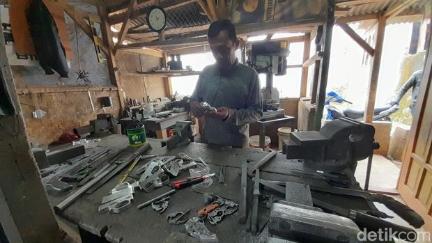 Idih Sunaedi (80). salah seorang keturunan Soeradimadja yang merupakan pioner perajin senapan angin di Kawasan Cikeruh.