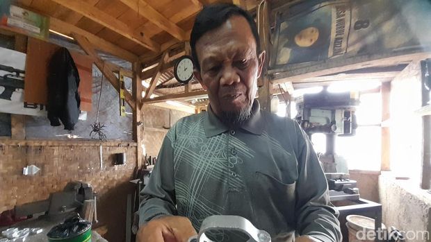 Idih Sunaedi (80). salah seorang keturunan Soeradimadja yang merupakan pioner perajin senapan angin di Kawasan Cikeruh.
